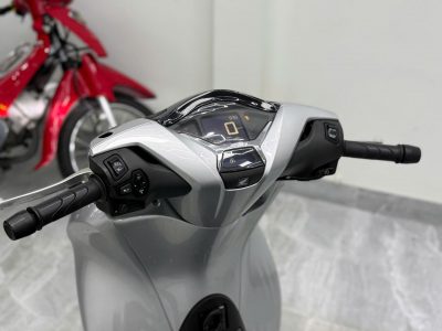 Alternative view of SH 150 Abs up 350i odo 5000km