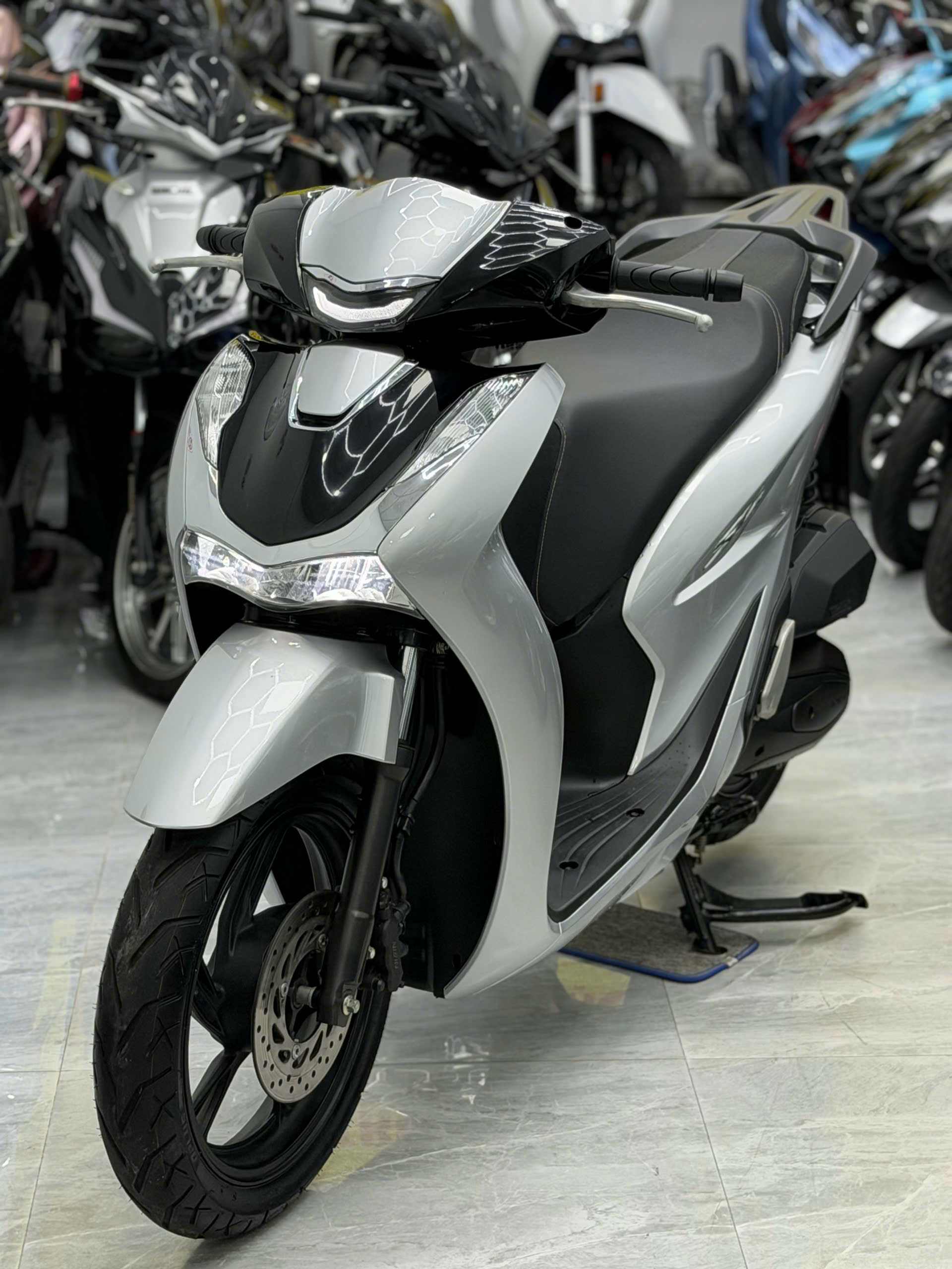SH 125 bạc porsche (Hồ sơ sẵn bấm số ngay)
